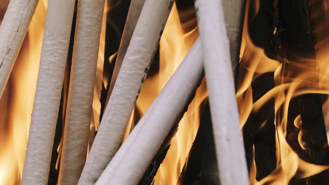 un momento más cercano y quemado desde una pila de leña ardiendo en un horno de jardín gratuito.