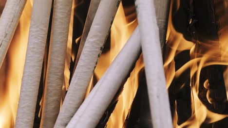 un momento más cercano y quemado desde una pila de leña ardiendo en un horno de jardín gratuito.