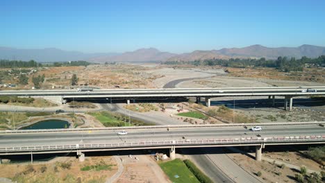 Carreteras-Vehiculares-General-Velásquez,-En-La-Comuna-De-Buin,-País-De-Chile.