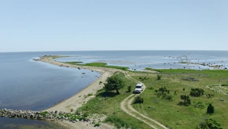 4x4-Fährt-Am-Strand-Entlang