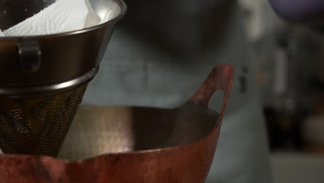 Filtrado-De-Aceite-En-La-Cocina-De-Casa,-Tokio,-Japón