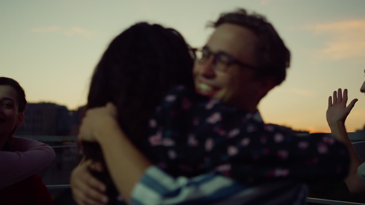 amigos abrazándose mientras se reúnen en una fiesta. la gente se da los cinco.