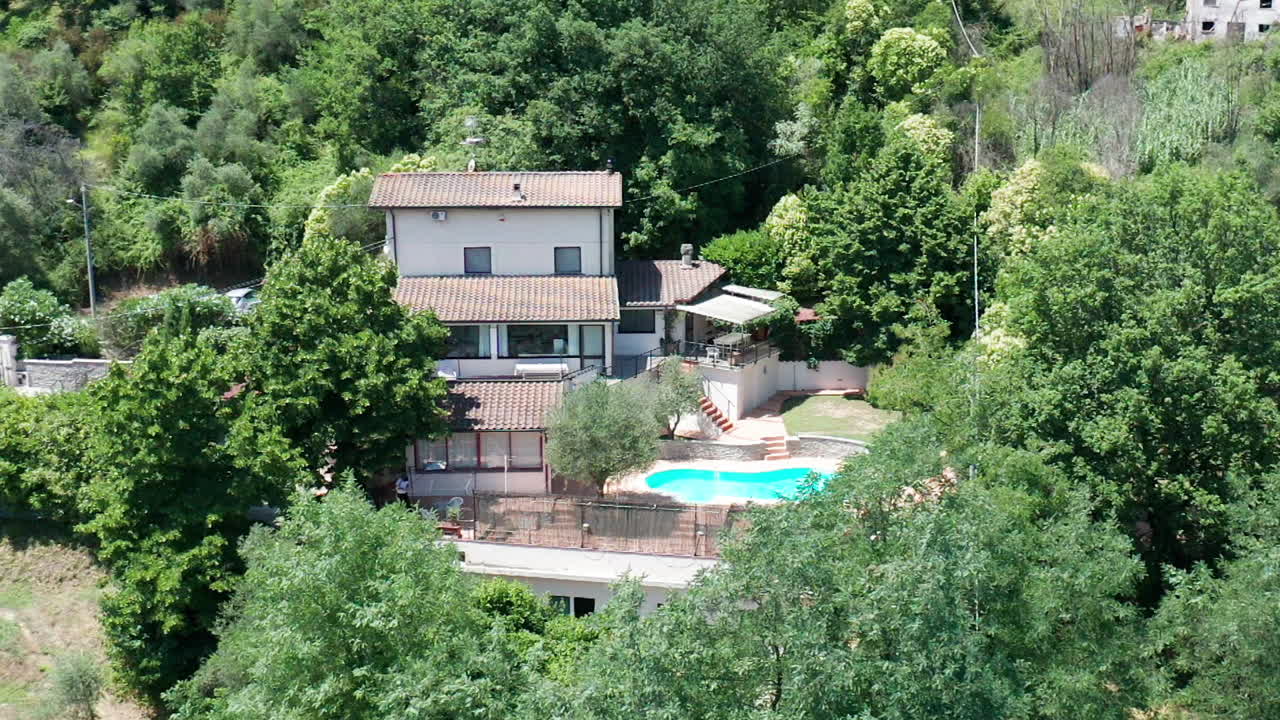 삼림 지대에 있는 작은 빌라의 슬로우 모션 공중 개요