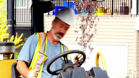 ingeniero que conduce una excavadora