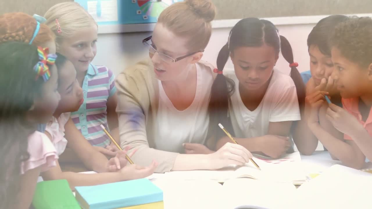 animación de lápices de colores sobre feliz diversa maestra y alumnos en la escuela