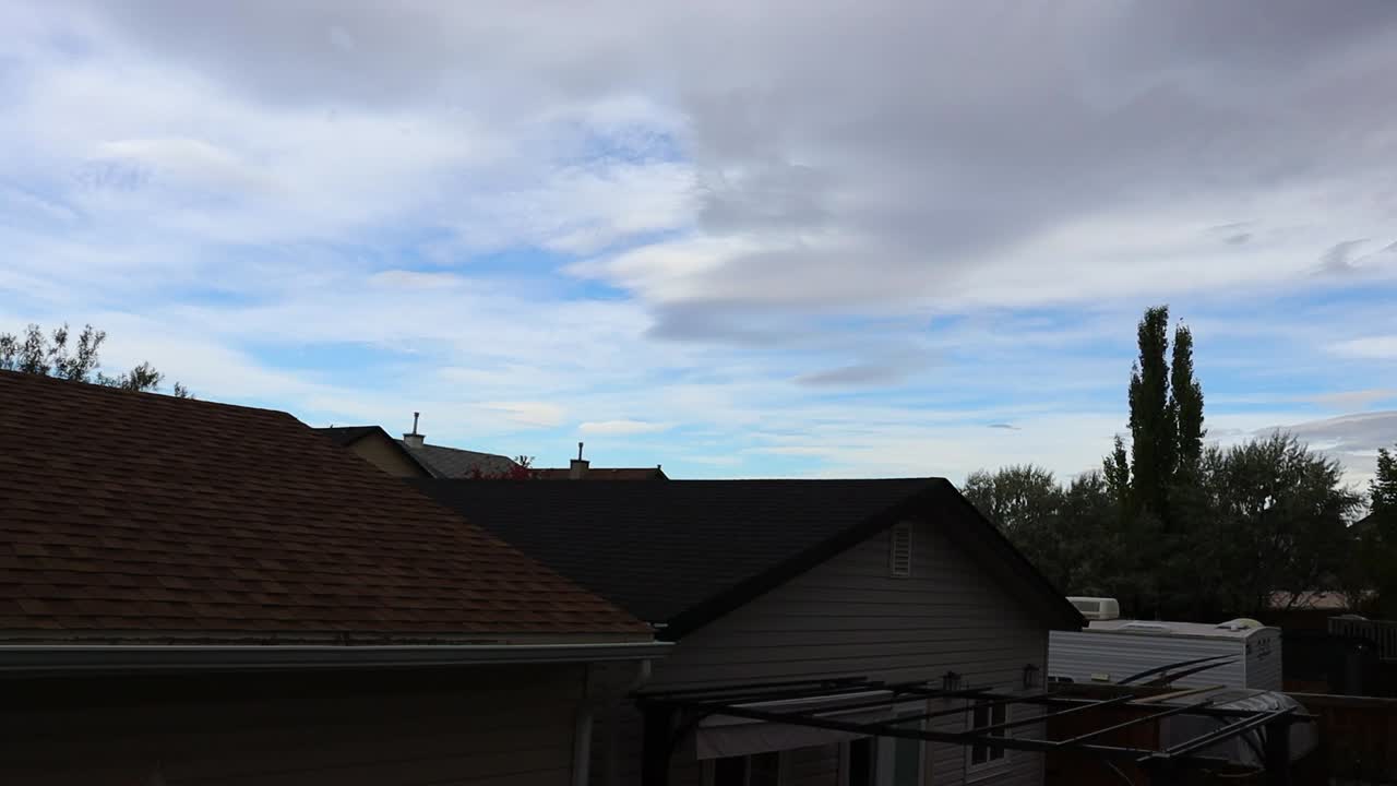 lapso de tiempo de formación de nubes en calgary alberta en un día tranquilo