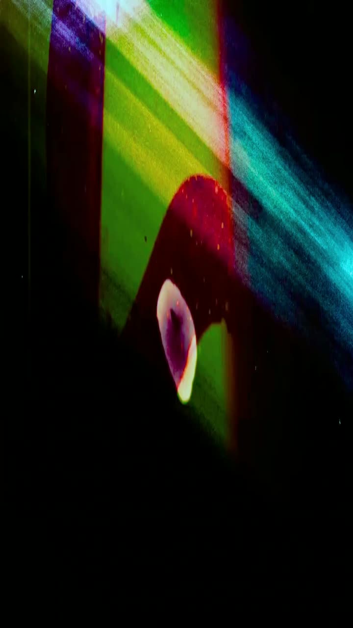 Fughe di luce colorate astratte e riverberi su sfondo nero