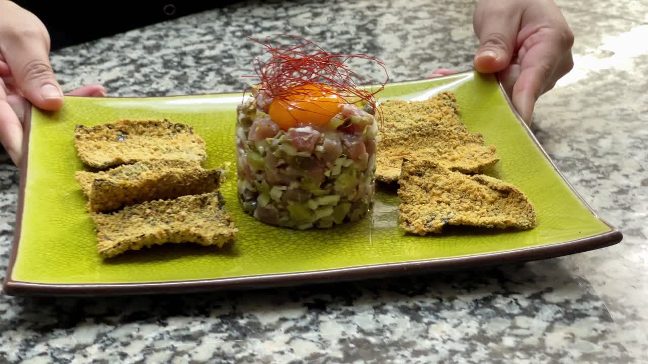 presentación de plato de tartar de atún en un mostrador de cocina