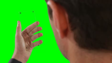 primer plano de un hombre de negocios fingiendo usar un teléfono móvil