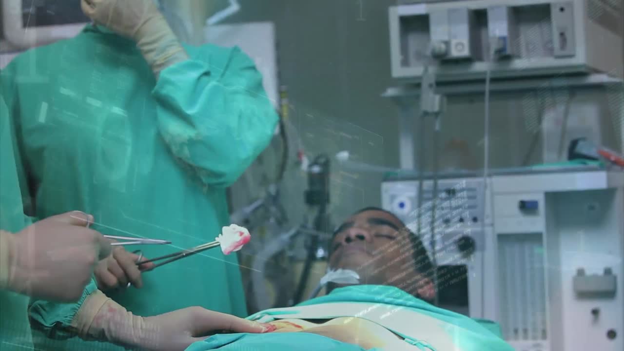 animación del procesamiento de datos sobre cirujanos caucásicos durante la cirugía