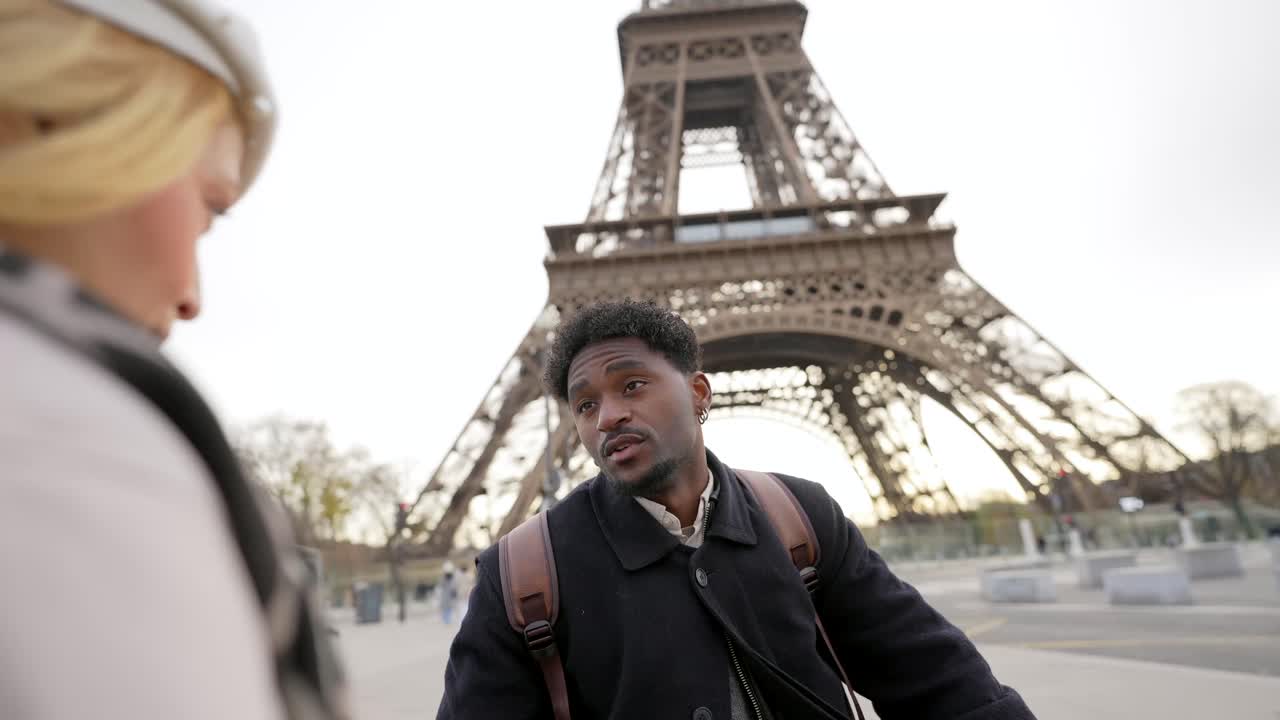 Coppia a Parigi vicino alla Torre Eiffel