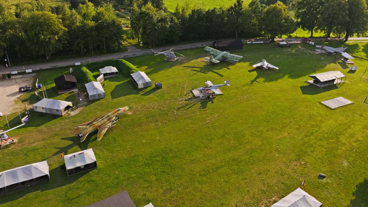 Drone-etableringsbilde av Wilcze Lotnisko-museet med fly og hangarer