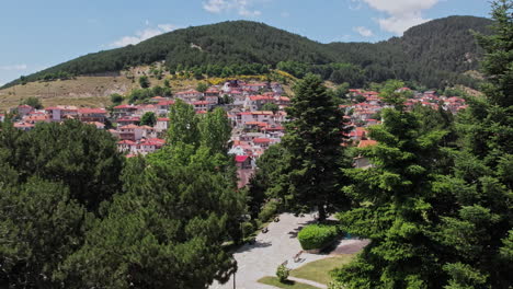 Una-Vista-Aérea-De-La-Aldea-Livadi-Ubicada-En-El-Monte-Olimpo