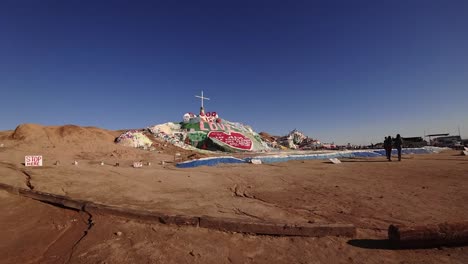 Statischer-Zeitraffer-Der-Salvation-Mountain-Slab-City,-Kalifornien,-Sonniger-Tag