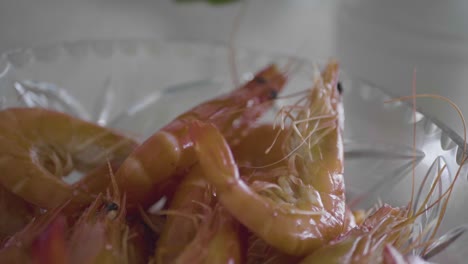primer plano de gambas frescas en un bol listo para ser cocinado en la cocina