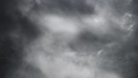 vista 4k de nubes gruesas en el cielo y rayos