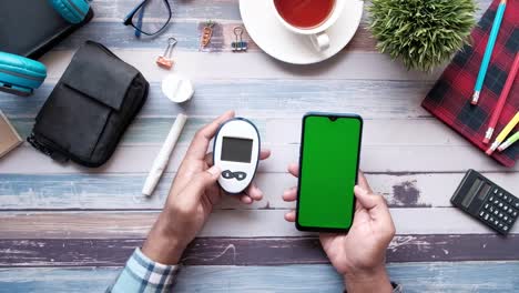 monitoreo del azúcar en la sangre y teléfono inteligente