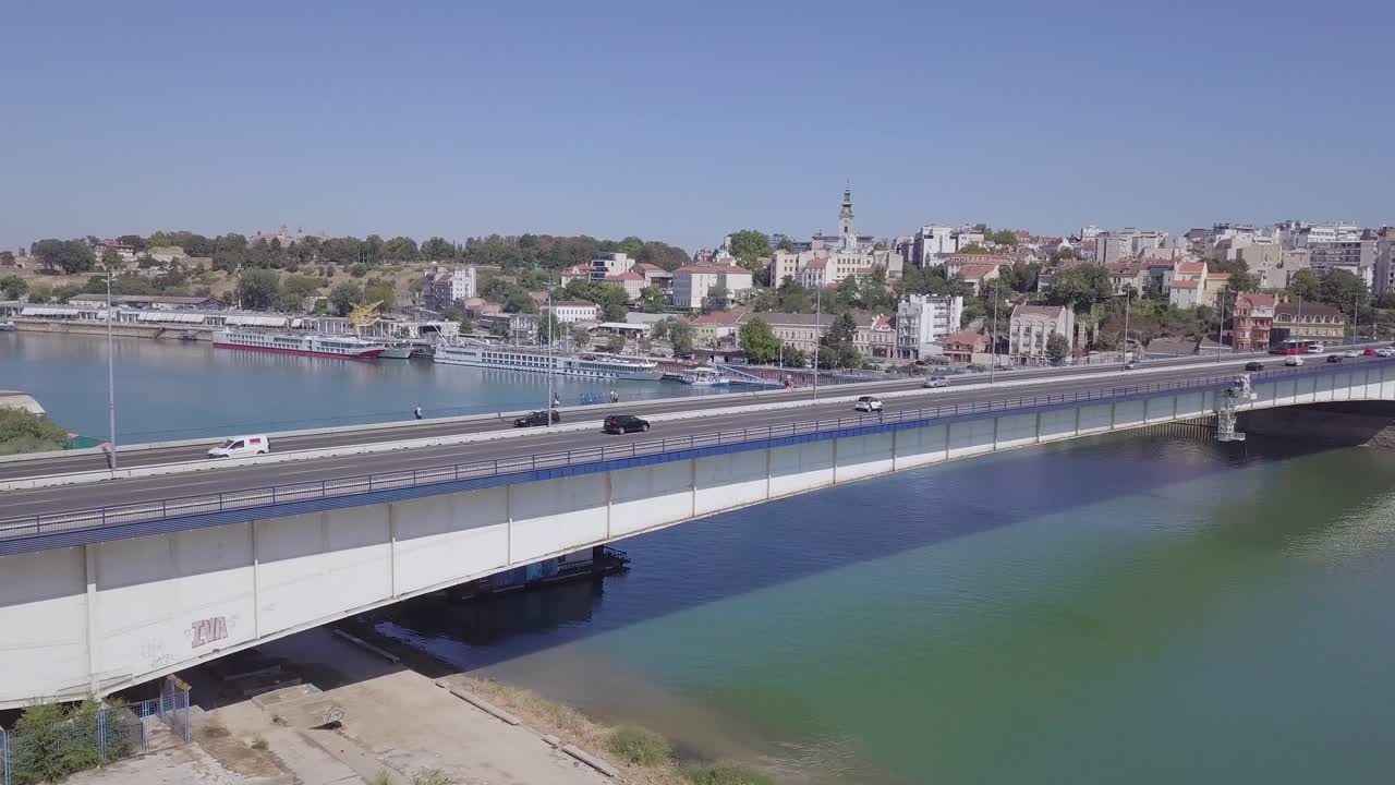 베오그라드 의 사바 강 과 브란코 다리 의 4k 파노라마 항공 촬영