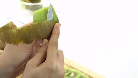 pelando un kiwi con un cuchillo