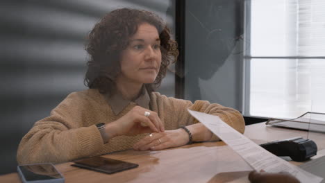 reunión de negocios con barrera protectora