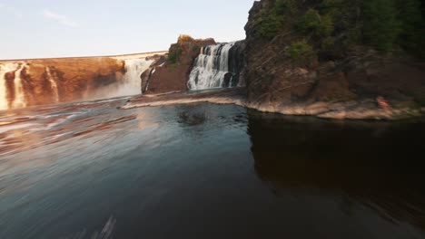 Flusskaskadierung-Von-Rutschen-De-La-Chaudiere-In-Levis,-Quebec,-Kanada