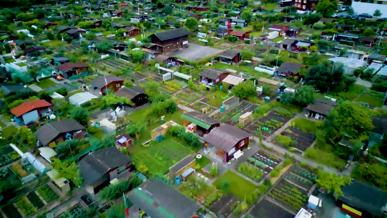 스위스 크리엔스의 필라투스 산 에 있는 시립 가족 정원의 4k 드론 영상.