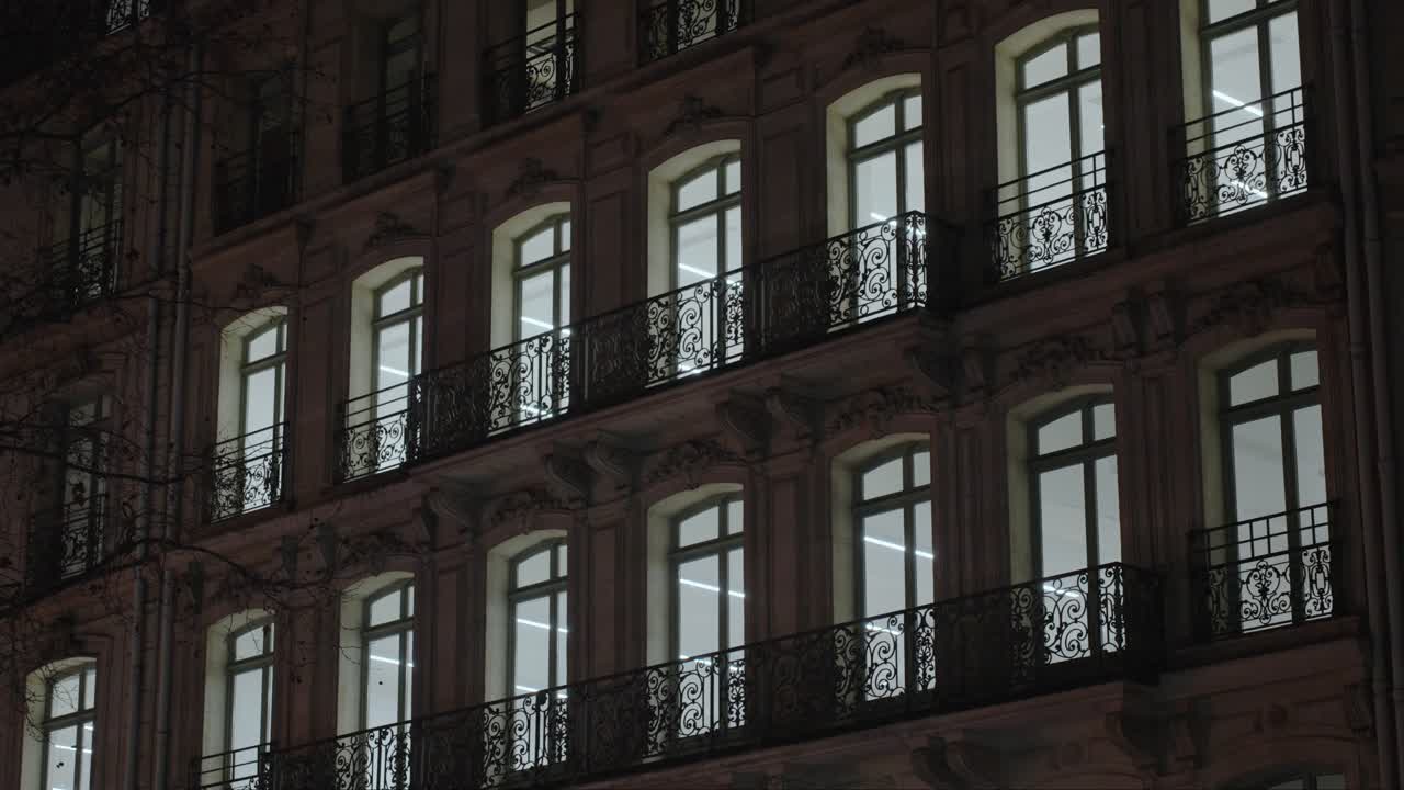 Finestre illuminate di notte, edificio d'epoca, Parigi, Francia, Europa