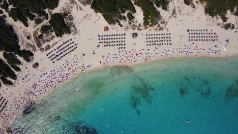 Un-Dron-En-órbita-Disparó-Lentamente-Descendiendo-Sobre-La-Bahía-De-Cala-Agulla,-En-La-Península-Llevant-Ubicada-En-La-Isla-Mediterránea-De-Mallorca-En-España