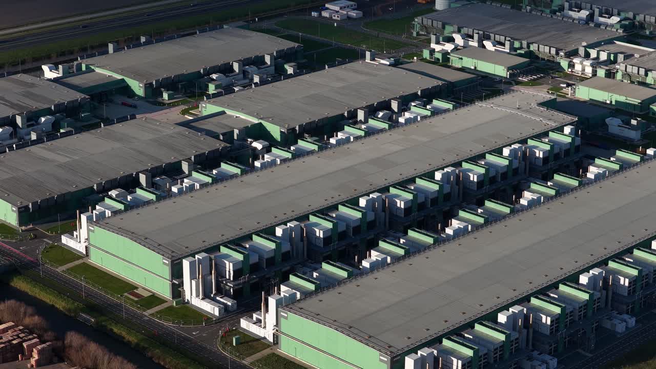 Droneoptagelse i fugleperspektiv af storstilet computer- og telekommunikationsinfrastruktur, der viser et avanceret datacenterkompleks med serversystemer, Cloudcomputing og digital teknologi i Holland