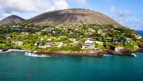 Oahu-Costero-En-La-Ladera-De-Una-Colina-Sobre-El-Océano-Pacífico-Turquesa,-Hawaii