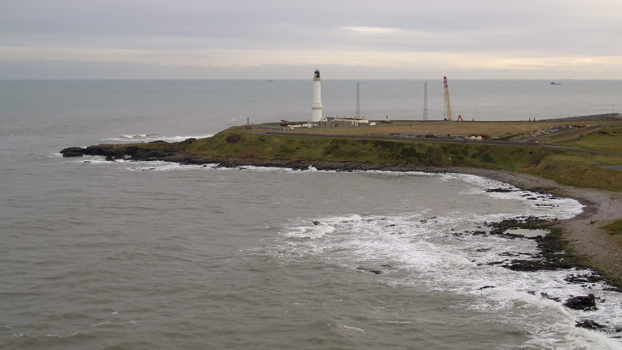 vista aérea del faro de girdle ness, aberdeen, escocia