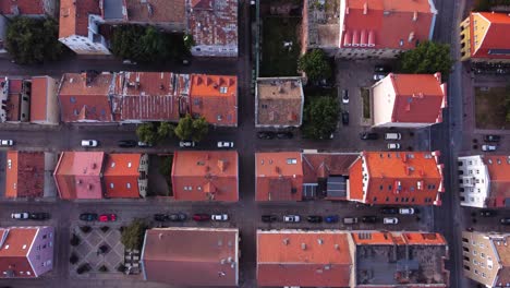 Toma-Aérea-De-Arriba-Hacia-Abajo-Del-Casco-Antiguo-De-Klaipeda,-Lituania