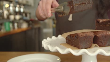 Sirviendo-una-porción-de-pastel-de-brownie-de-chocolate