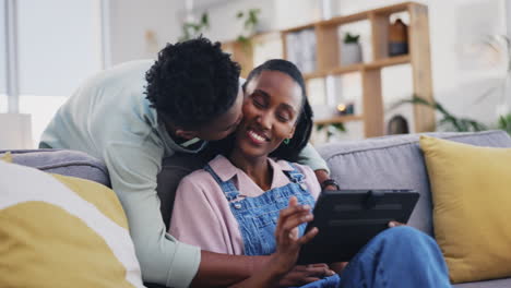 Tableta,-Beso-O-Pareja-Negra-Comprando-En-Línea