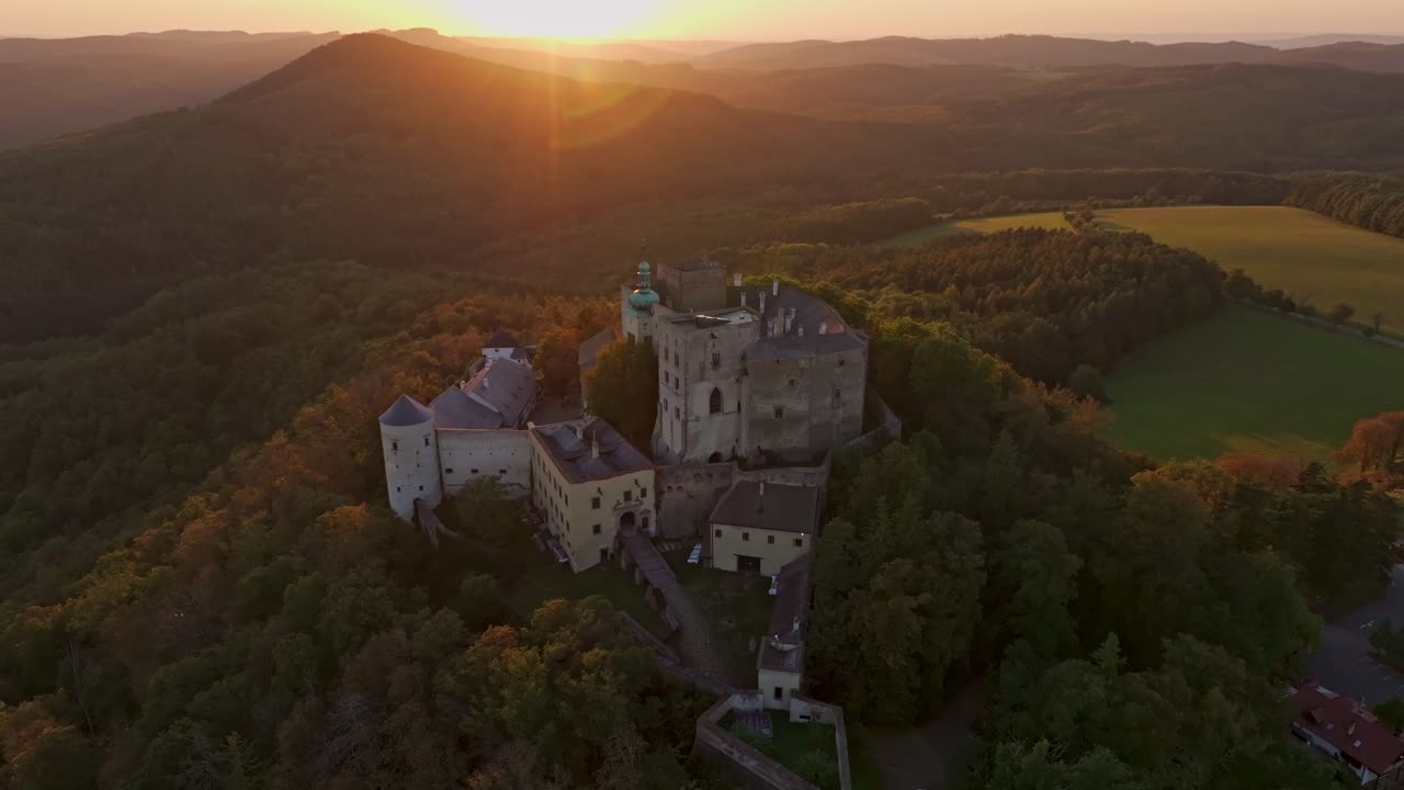 Ripresa con drone del Castello di Buchlov illuminato dalla luce soffusa del tramonto.