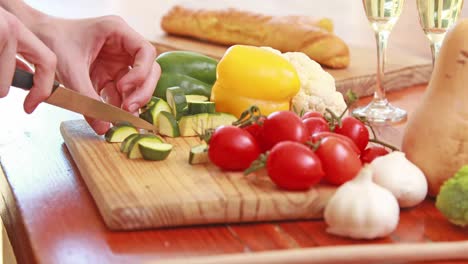 hombres cocinando verduras