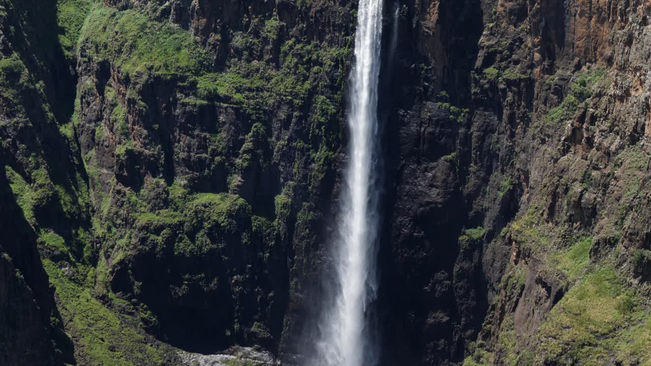 incline hacia abajo la cascada del río maletsunyane desde el borde hasta la piscina del desfiladero debajo