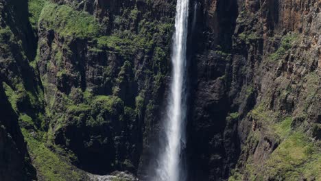 Incline-Hacia-Abajo-La-Cascada-Del-Río-Maletsunyane-Desde-El-Borde-Hasta-La-Piscina-Del-Desfiladero-Debajo