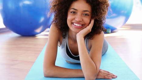 Mujer-Sonriente,-Acostado,-En,-Colchoneta-De-Ejercicio