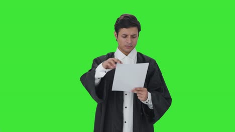 abogado indio leyendo contratos y papeles pantalla verde