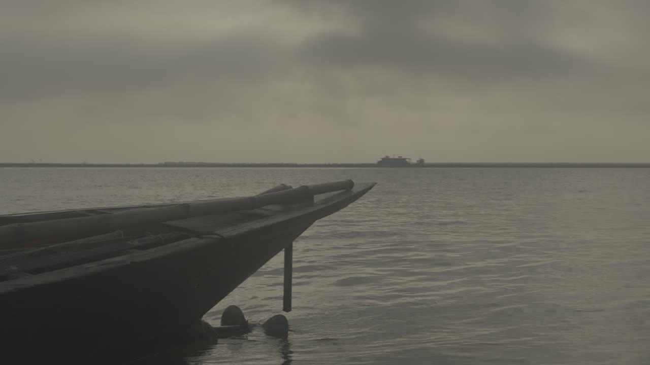 하늘이 흐린 동안 방글라데시의 잔잔한 강에 떠 있는 보트 4k 422 10비트 스톡 푸티지