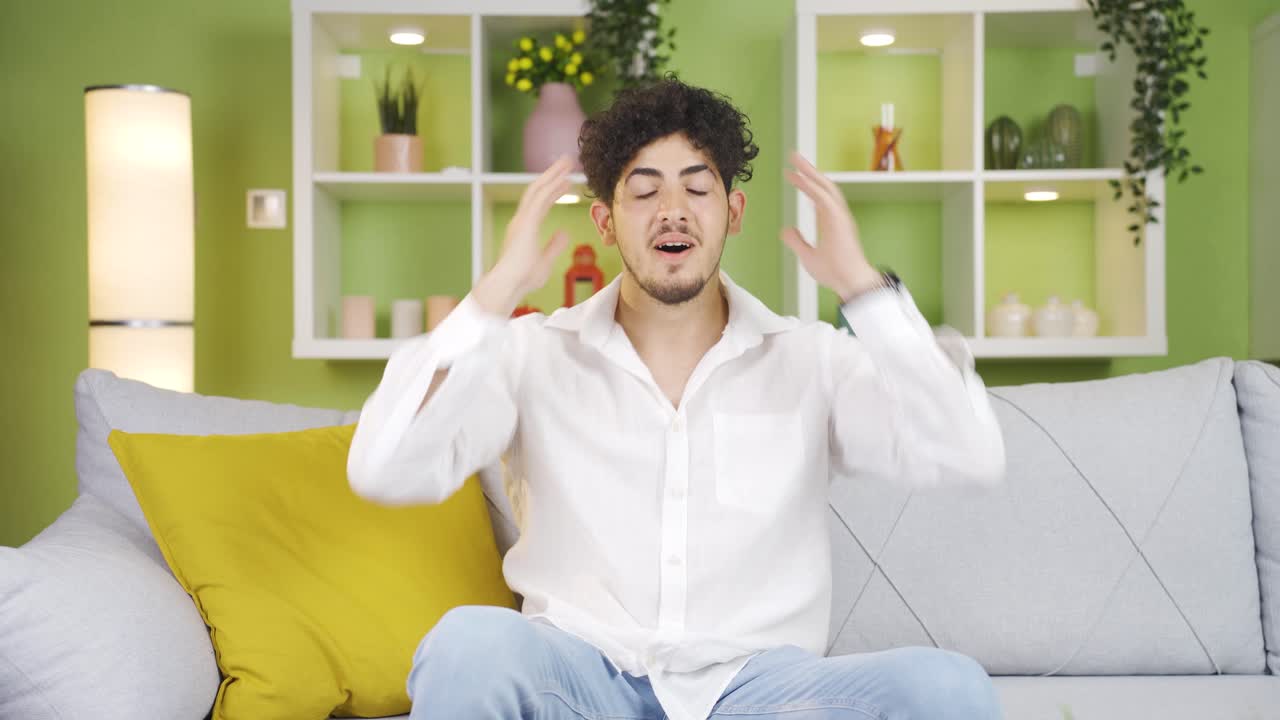 마침내 그가 오랫동안 찾고 있던 것을 찾은 젊은 남자.