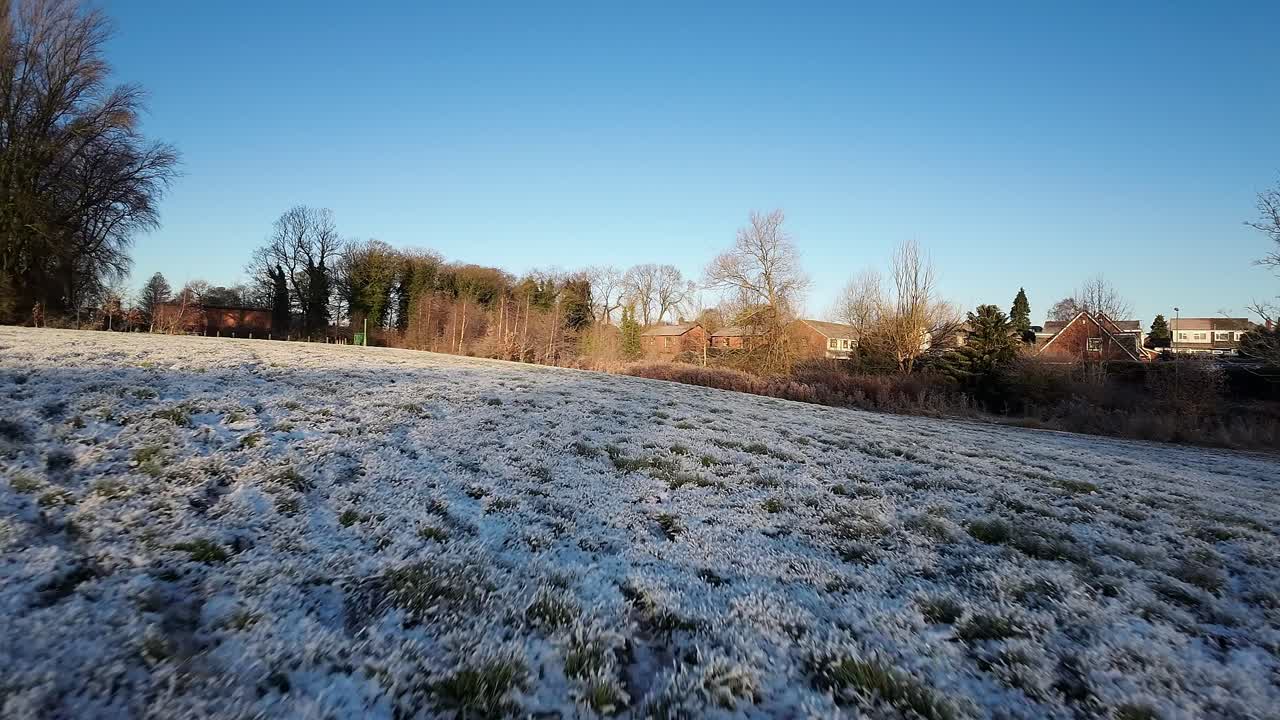 fpv 비행 서리가 내린 겨울 풍경 햇볕에 쬐 인 초원 겨울 황금 시간 일출 동안