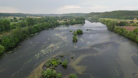 Fluss-Dordogne-Lalinde-Frankreich-Drohne,-Luftfluss-In-Vollem-Fluss