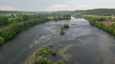 Río-Dordoña-Lalinde-Francia-Drone,-Río-Aéreo-En-Pleno-Flujo