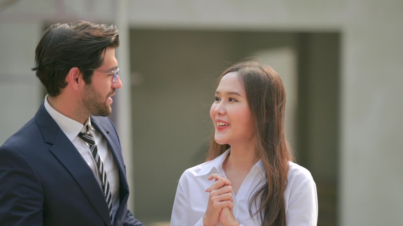 un hombre encantador sorprende a su esposa comprando una casa nueva.