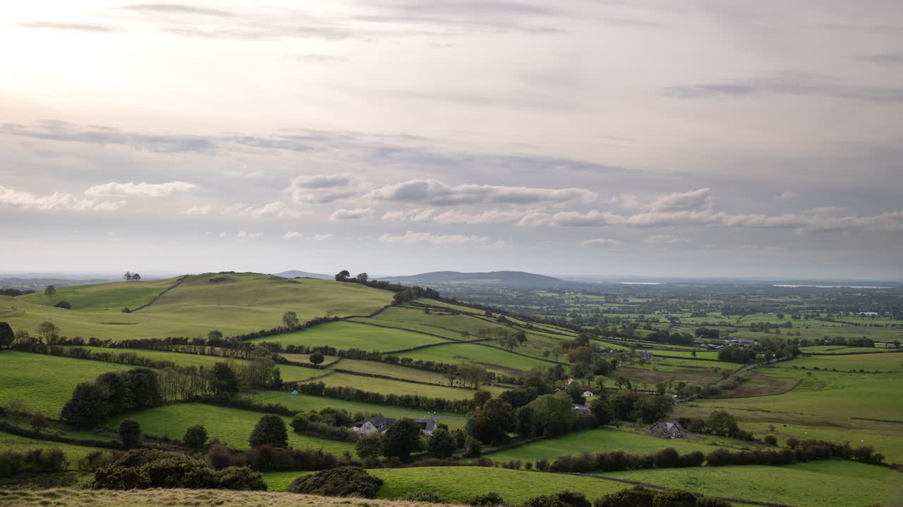 La splendida campagna irlandese verde vicino a Loughcrew Cairns e Patrickstown, Irlanda, Time lapse
