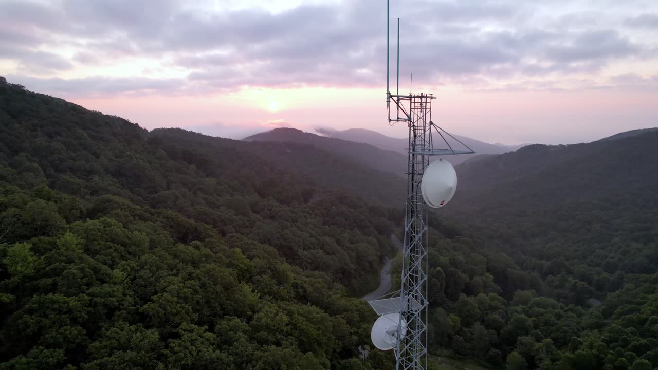 órbita aérea del amanecer de la torre de comunicaciones cerca de boone nc, carolina del norte