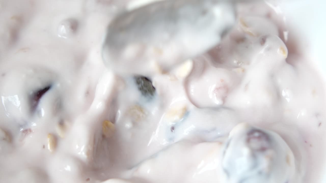 열매와 그라놀라를 은 요구르트 파르페이트