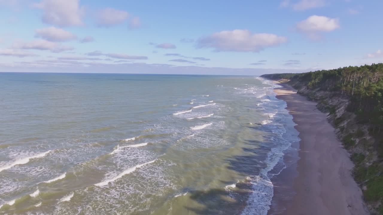 Wybrzeże Morza Bałtyckiego na Łotwie, Europa. Zdjęcie lotnicze – panorama w lewo